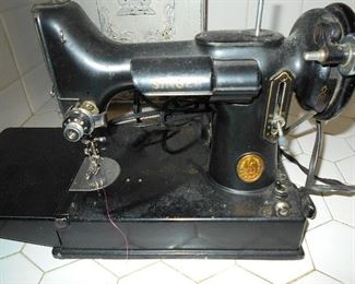 Portable working  Singer Featherweight 221 sewing machine
