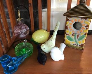 Lots f glass birds and birdhouses