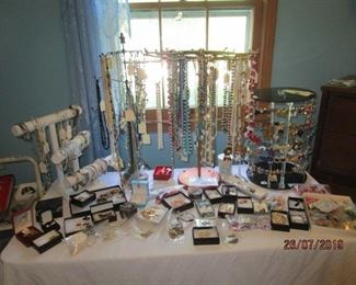 LOTS OF COSTUME JEWELRY INCLUDING WINDSOR