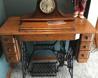 Gorgeous antique Singer Sewing Machine 