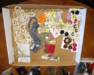 Living Room: Costume Jewelry no Gold