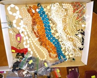 Living Room:  Costume Jewelry no Gold