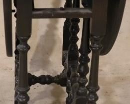 Gate leg table