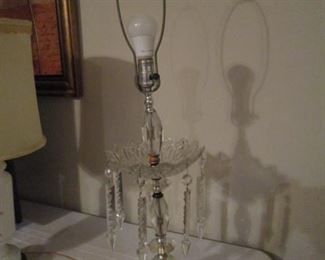 Beautiful crystal lamp with 5 prisms + 1 prism with a chip.