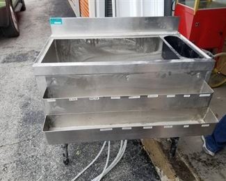 Supreme Metal Back Bar Ice Well With Drip Rails
