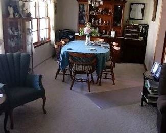 Nichols & Stone Dining Table, 6 chairs (4 -reg, 2- captain), Hutch, leaves, and pads.