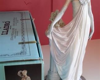 Lladro 5283 "Socialite of the 20's" with box. Like new...no cracks, chips or crazing.