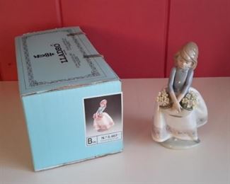Lladro 1112 "May Flowers" with box. Like new...no cracks, chips or crazing.