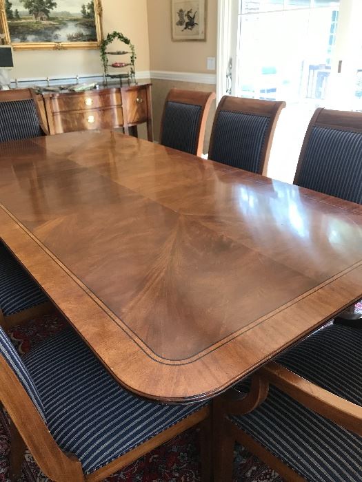 Henredon Dining Room Table with leaves and table cover.  Table is in great condition.