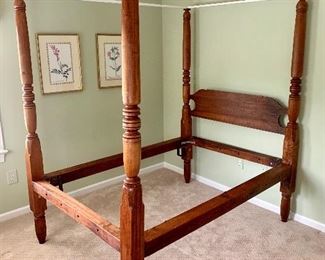Antique canopy bed size 3/4