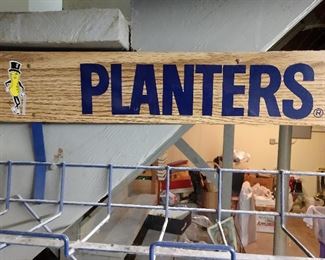 CLOSE-UP..PLANTERS