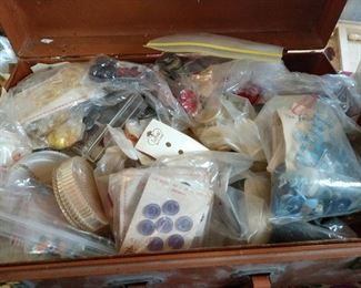 VINTAGE SEWING NOTIONS / BUTTONS.....40S/50S