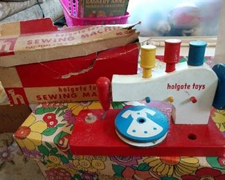 VINTAGE CHILDS WOODEN SEWING MACHINE TOY W/ ORIGINAL BOX!! ( HOLGATE TOYS)