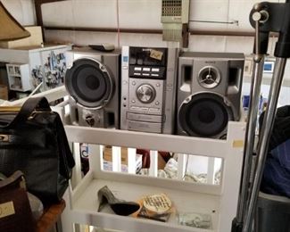 stereo with speakers