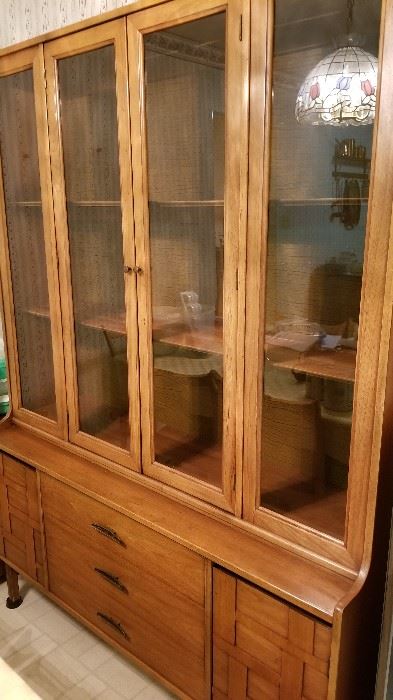 BEAUTIFUL china cabinet (matching table available with 6 chairs, plus table protector pad and an extra leaf)
