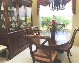 Drexel Heritage dining suite with leaves and 6 chairs  Beautiful condition