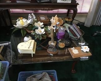 Lane coffee table with beveled glass top; glass magnolia blossoms, miscellaneous