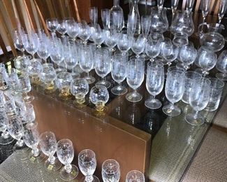 HANDGRAVOUR CRYSTAL WINE GLASSES 