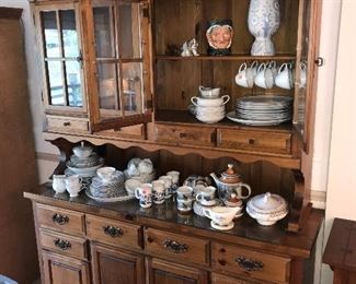 EARLY AMERICAN STYLE MAPLE HUTCH 