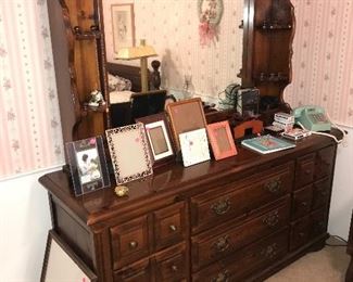 VINTAGE DRESSER W/MIRROR 