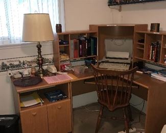 OFFICE DESK W/HUTCH