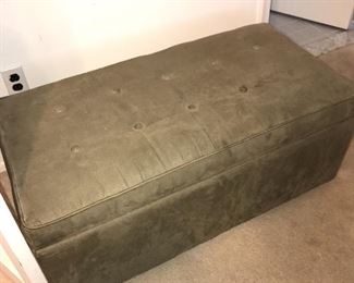 UPHOLSTERED STORAGE BENCH 