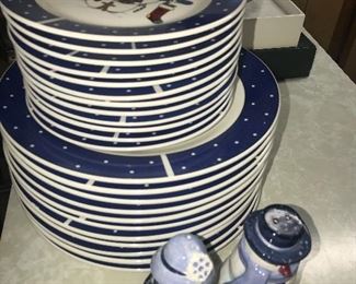 TODAY'S LIVING  CHRISTMAS DINNER PLATES 