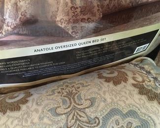 Queen bed set and matching pillow