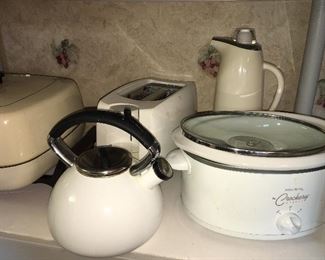 Small kitchen appliances,Toaster, electric skillet, crockpot, tea kettle