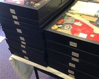 Trays with military, scouting, political, Wild West, lighters, blades, etc.