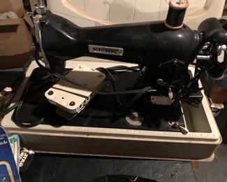 ANTIQUE SEWING MACHINE