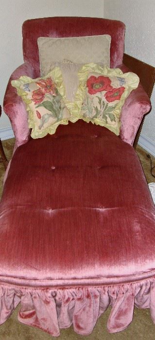 MAUVE/ROSE CHAISE - IN WONDERFUL CONDITION!