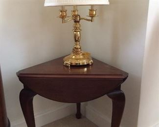 cute table with 3 drop leafs. Becomes a round table with all three leafs in 'up' position.