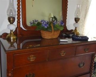 Dresser, matching chest of drawers 