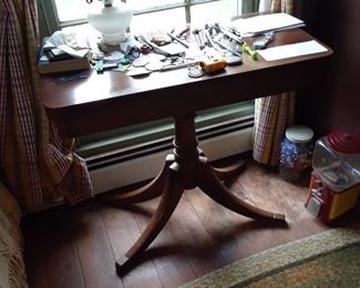 Folding table, mahogany, with pedestal base