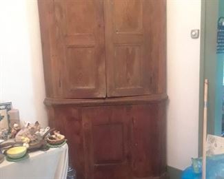 View of the corner cupboard