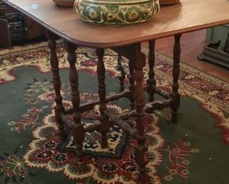 Gateleg table; Oriental rug