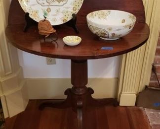 Folding top table with center pedestal