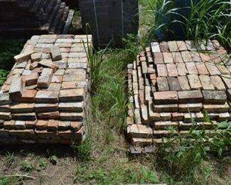 Approx 470 Used Blond brick on 2 pallets