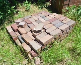 Approx 840 used / tumbled Paving Patio brick on 4 pallets