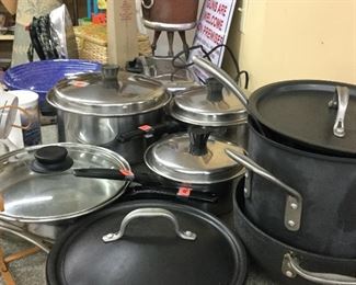 Several sets of cookware 