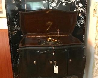 RCA VICTOR VICTROLA  VV 230 1923     /BLACK LACQUER 4 PANEL SCREEN W/ MOP INSERTS