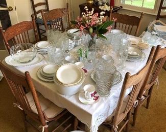 Beautiful Oak dining room table and chairs