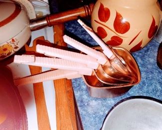 Vintage 1960s copper and pink measuring cup set