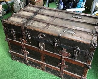 Amazing steamer trunk excellent condition