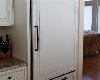 Sub-Zero 650 refrigerator 36"; custom facing