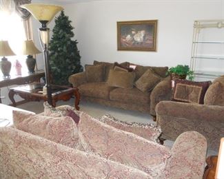 beautiful living room set. table set, lamps and christmas tree