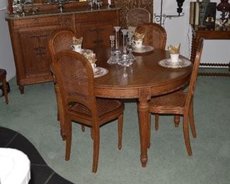 Beautiful table, leaves and 6 chairs