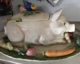 Rare Fitz & Floyd French Market Pig Tureen with Platter & Ladel
     Great for Caterers & Restaurants or Holidays !!!🦃🦃🦃