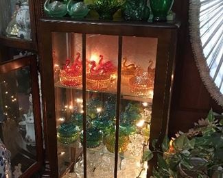 Love this Sweet Little Footed Display Case  (Height 43”, Width  21,5” & Depth is 11”) 
     We have (2) of these 🙌